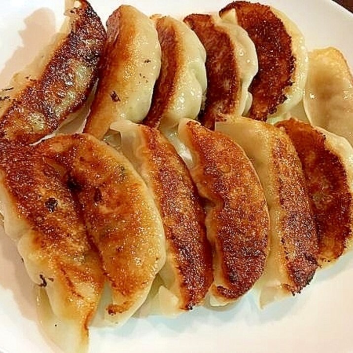 油もはねずに簡単!冷凍餃子の美味しい焼き方